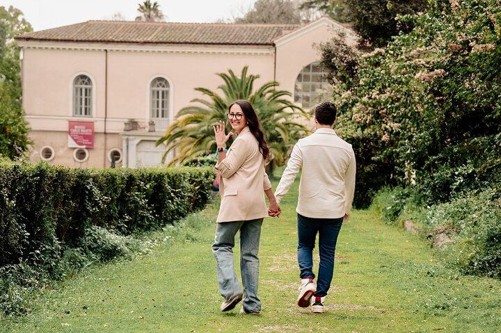 A romantic walk hand in hand through the hidden paths of Rome’s most iconic park