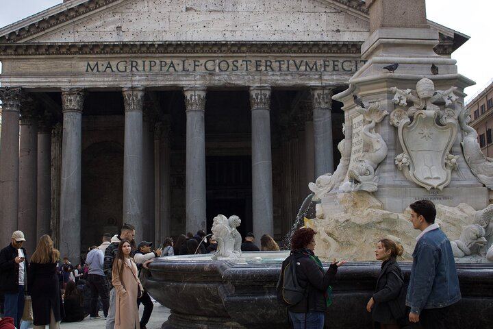 Admire the Pantheon from ouside