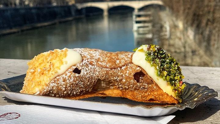 An amazing Cannolo