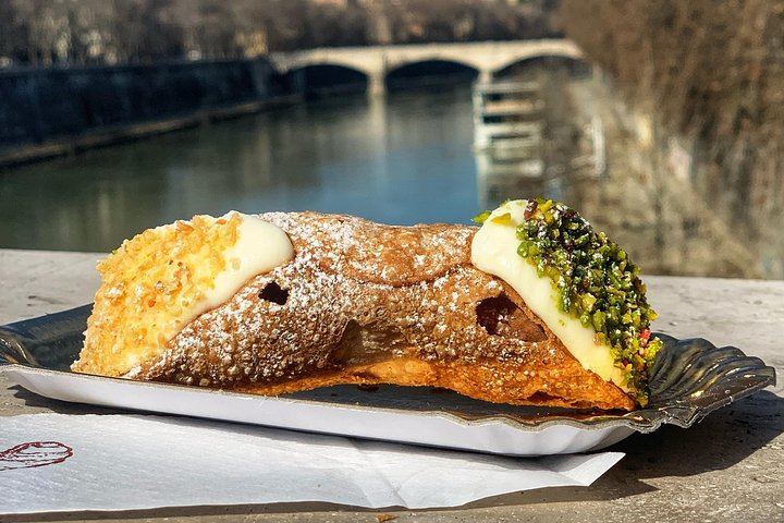 An amazing Cannolo