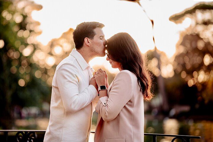 Candid sunset kiss under Roman trees – natural love in the golden hour glow