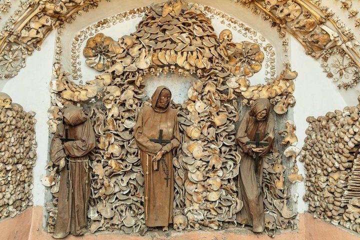 Le catacombe, dopo l'orario di chiusura, con le cripte dei Cappuccini (8/12)