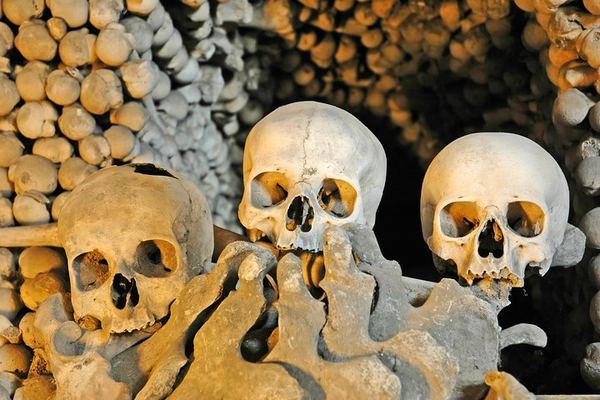 Crypts and Legends, from Piazza Barberini to Via Giulia