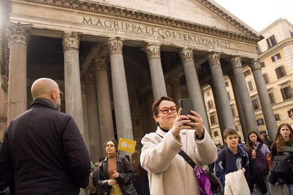 Rome Walk for Fifteen: the Pantheon and Two Hidden Interiors