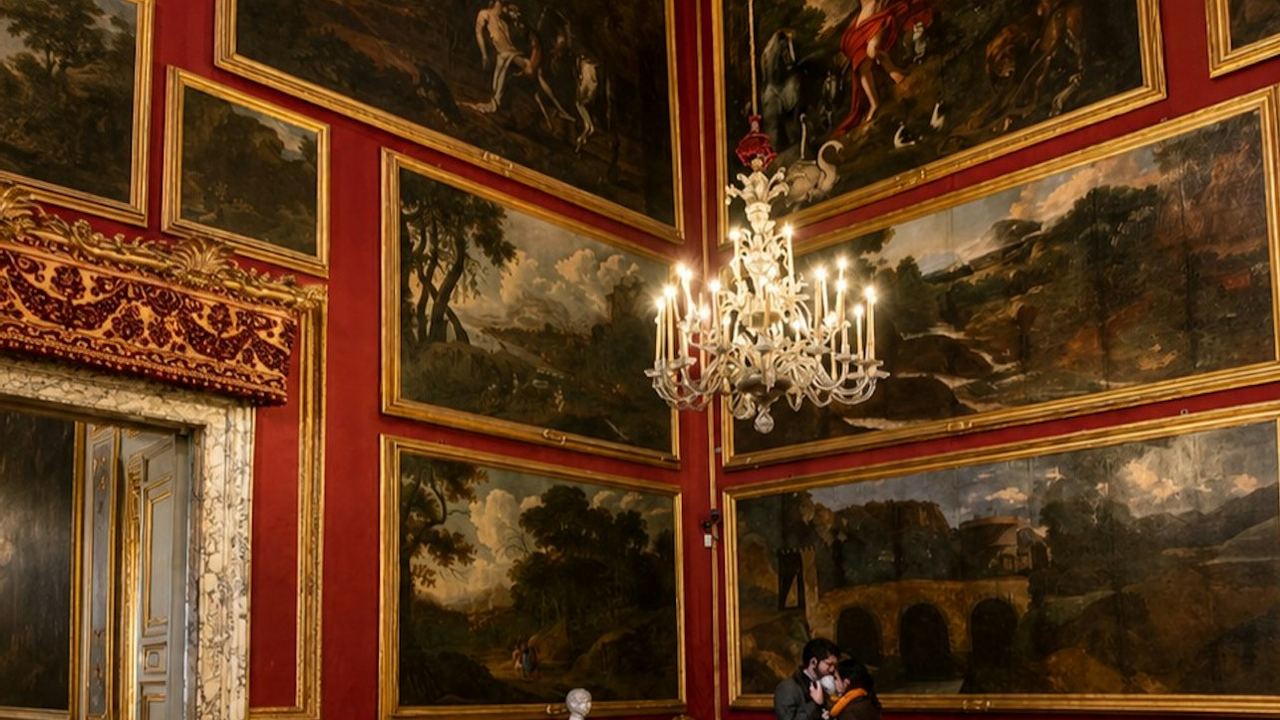 Doria Pamphilj: Una facciata semplice su Via del Corso (2/7)