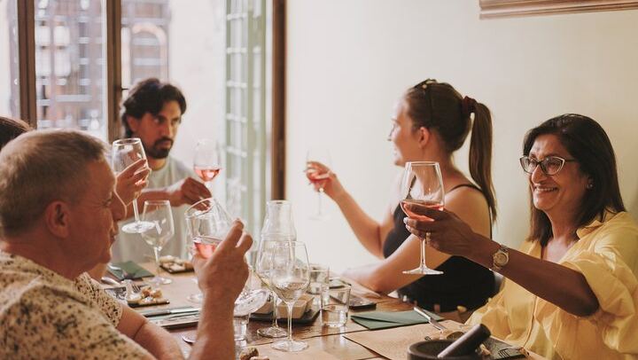 EAT AND DRINK LIKE A LOCAL - Wine Tasting in Trastevere w/ Gelato