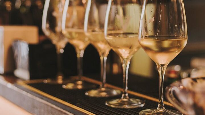 EAT AND DRINK LIKE A LOCAL - Wine Tasting in Trastevere w/ Gelato