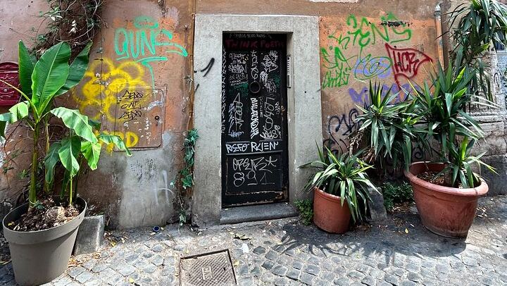 EAT AND DRINK LIKE A LOCAL - Wine Tasting in Trastevere w/ Gelato