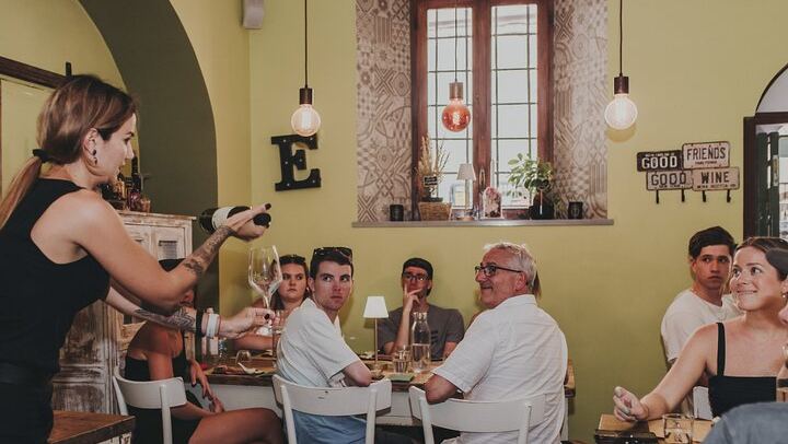 EAT AND DRINK LIKE A LOCAL - Wine Tasting in Trastevere w/ Gelato