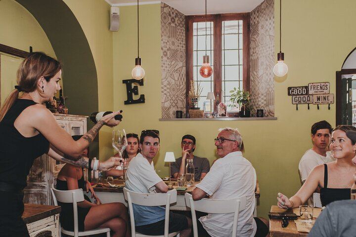 EAT AND DRINK LIKE A LOCAL - Wine Tasting in Trastevere w/ Gelato