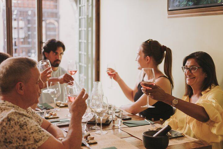 EAT AND DRINK LIKE A LOCAL - Wine Tasting in Trastevere w/ Gelato