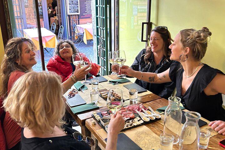 EAT AND DRINK LIKE A LOCAL - Wine Tasting in Trastevere w/ Gelato