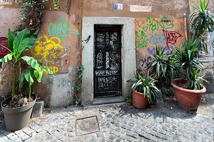 EAT AND DRINK LIKE A LOCAL - Wine Tasting in Trastevere w/ Gelato