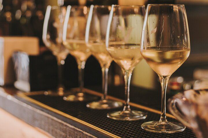 EAT AND DRINK LIKE A LOCAL - Wine Tasting in Trastevere w/ Gelato