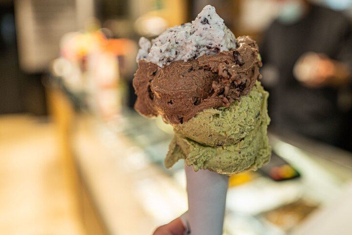 EAT AND DRINK LIKE A LOCAL - Wine Tasting in Trastevere w/ Gelato
