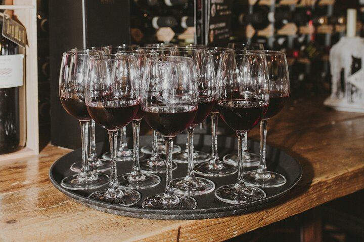 EAT AND DRINK LIKE A LOCAL - Wine Tasting in Trastevere w/ Gelato
