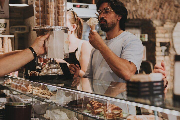 EAT AND DRINK LIKE A LOCAL - Wine Tasting in Trastevere w/ Gelato