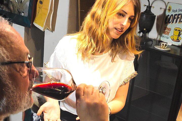 Expert art historians & wine connosseurs will guide you in the tasting