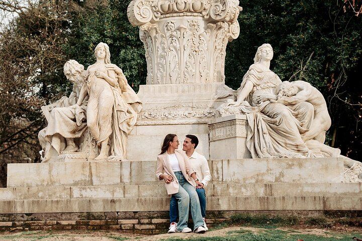 Framed by art and history – timeless couple portraits near the stunning sculptures of the park