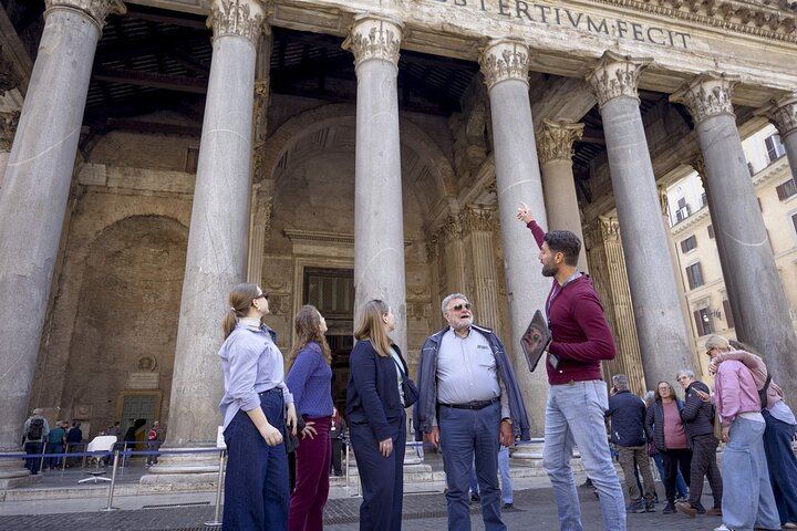Group in fornt of the Pantheon