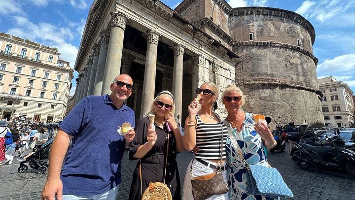 Having authentic icecream at the Pantheon