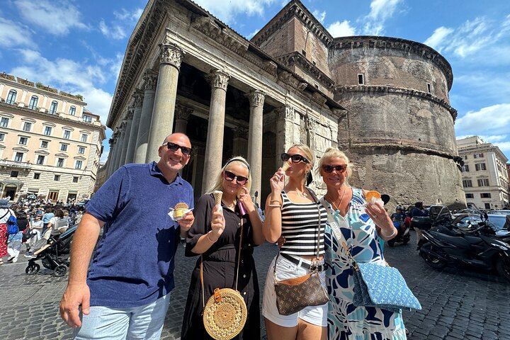 Having authentic icecream at the Pantheon