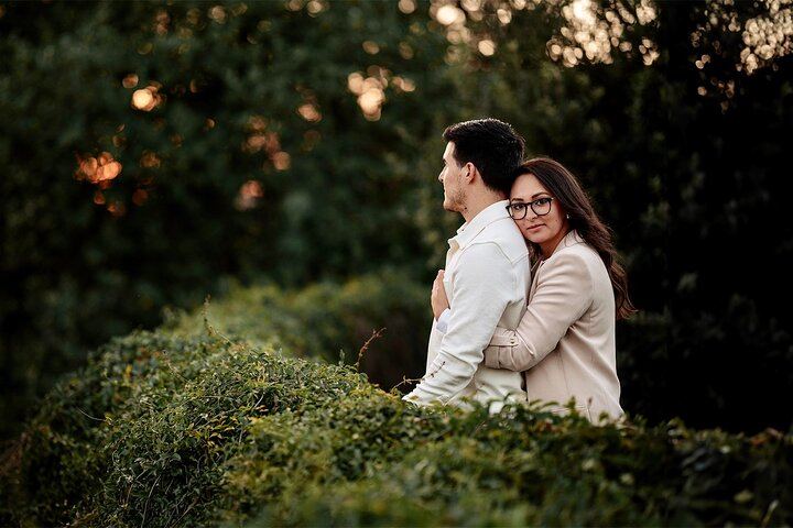 Hidden garden corners filled with love – intimate couple portraits in Rome’s green heart