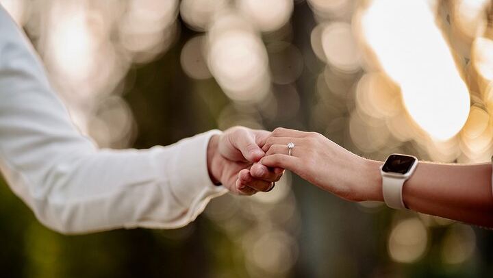 Holding hands in golden light – capturing the quiet intimacy of your Roman love story
