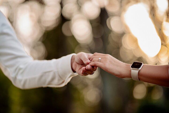 Holding hands in golden light – capturing the quiet intimacy of your Roman love story