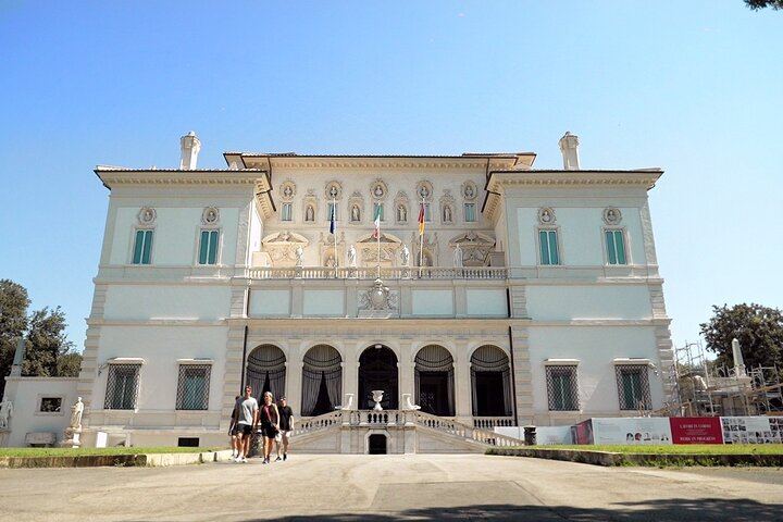Join us on a guided tour of the Borghese Gallery featuring a collection over a 1000 artworks!