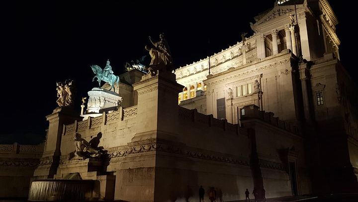 Meet your guide in front of the main gates of Altare della Patria monument.