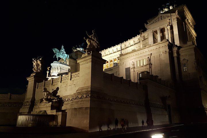 Meet your guide in front of the main gates of Altare della Patria monument.