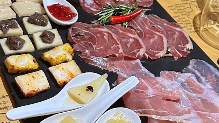 Rome: 5* Trastevere Luxury Food tour with Free-Flowing Fine Wine