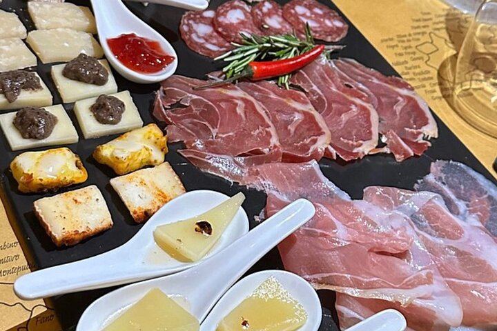 Rome: 5* Trastevere Luxury Food tour with Free-Flowing Fine Wine