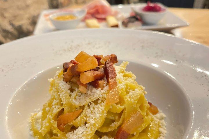 Rome: 5* Trastevere Luxury Food tour with Free-Flowing Fine Wine