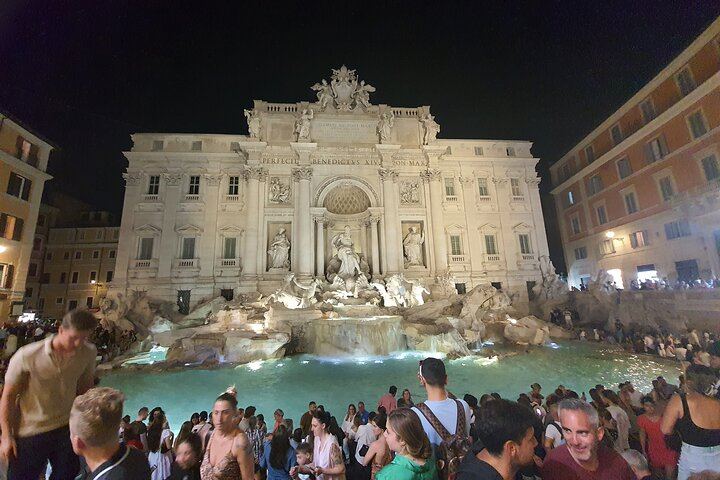 Rome by Night Walking tour Including Piazza Navona Pantheon and Trevi Fountain