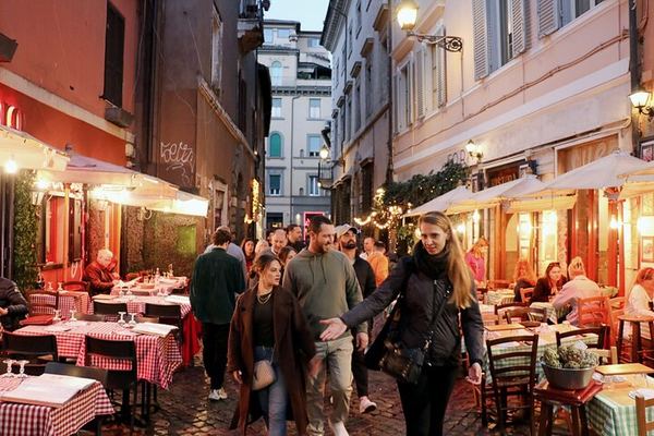Trastevere Food Walk with a Sit-Down Dinner and Four Stops