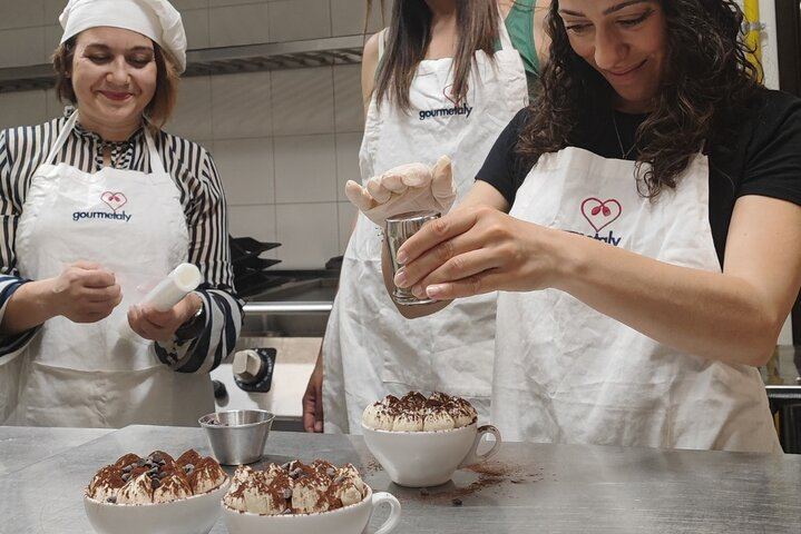 Rome Trastevere: Tiramisù & Gelato Class with Savoiardo Baking