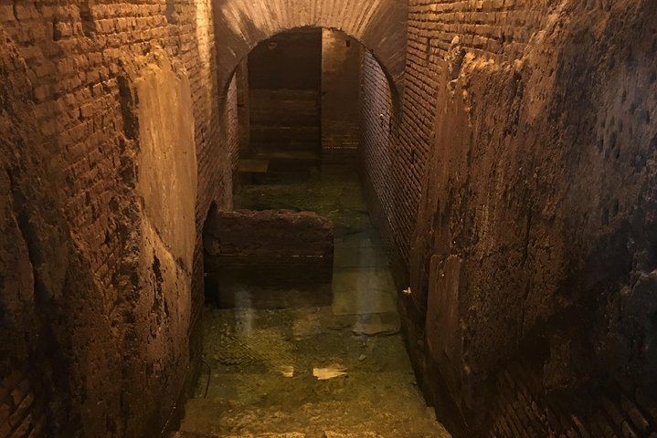 Rome: Trevi Fountain District and Underground Domus Guided Tour