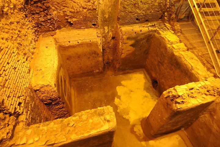 Rome: Trevi Fountain District and Underground Domus Guided Tour