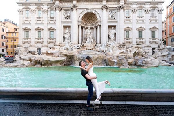 Private Trevi Fountain Photoshoot at First Light