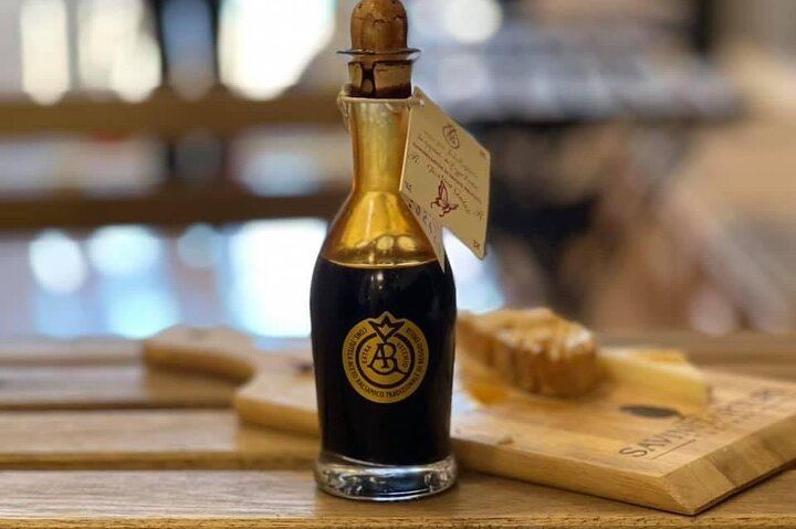 Rome: Wine Tasting and Food Pairing with gelato in Trastevere