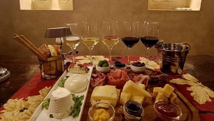 Rome Wine Tasting with Food Paring in Trastevere I VIP Experience