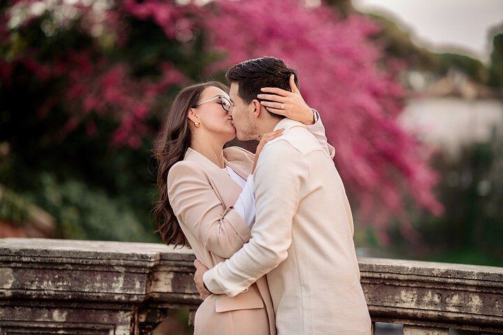 Spring blossoms and soft kisses – romantic couple shoot surrounded by nature and color