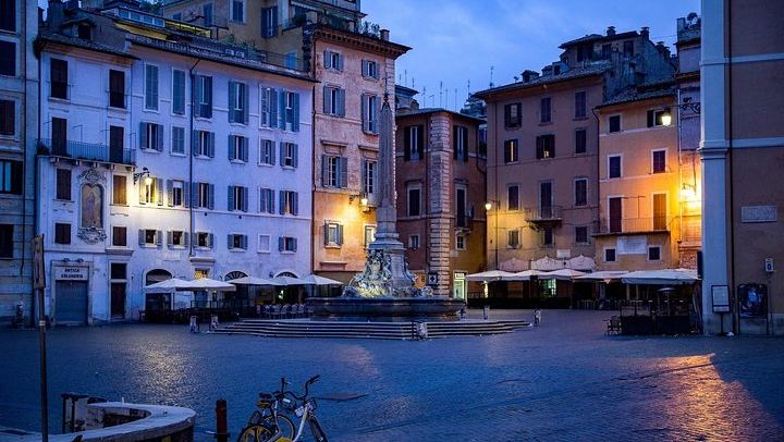 Sunset in Rome Sightseeing and Piazzas with appetizer