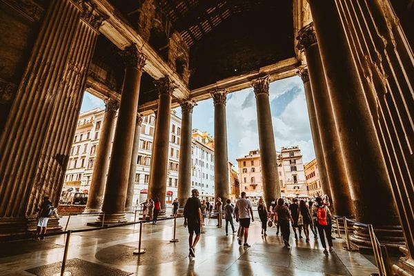 Private Pantheon Tour with the Savoy Tombs and Piazza della Minerva