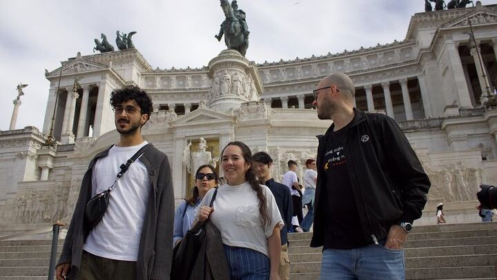 Walk around the Monument to Victor Emmanuel II