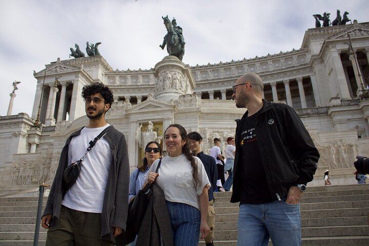 Walk around the Monument to Victor Emmanuel II