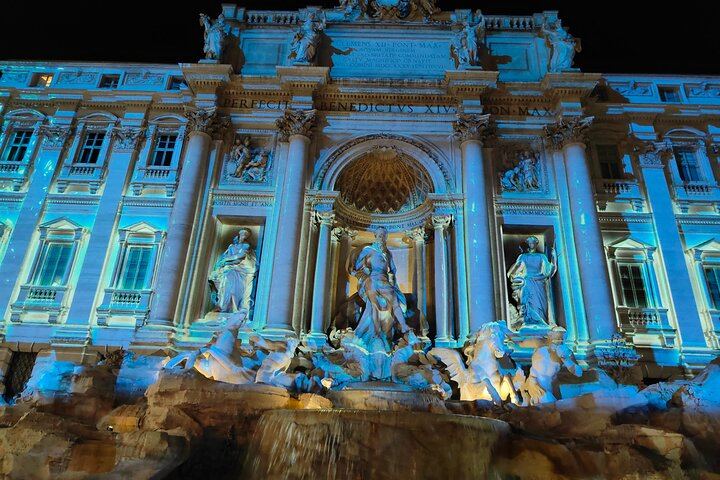 Walk the magic of Rome at night
