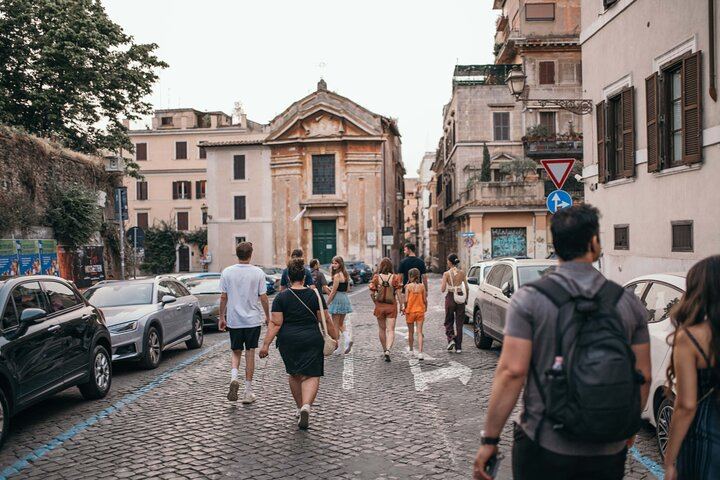 Walk the magic of Rome at night
